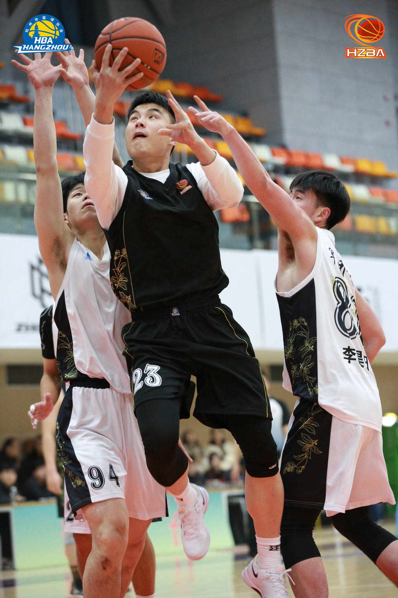 热门球队在国内男子篮球联赛中搏斗争胜