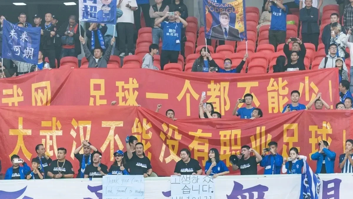 足球赛事拉开帷幕，球迷热情难以遏制