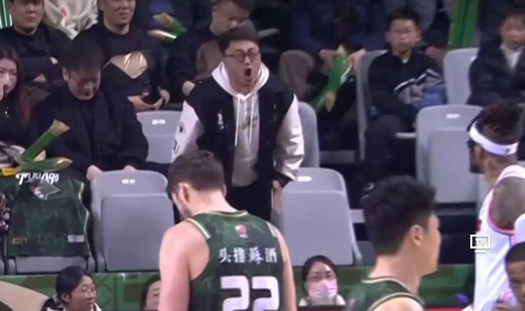 球队主场再遭失利！球迷情绪低落的简单介绍